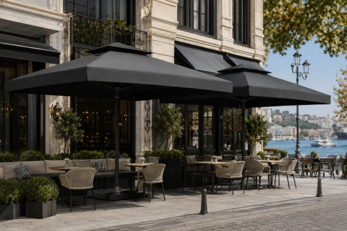 İstanbul Boğaz hattında lüks cafe önünde siyah ticari şemsiye sistemleri