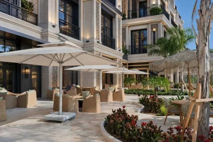 İstanbul’da lüks otel restaurantının açık alanında beyaz ticari şemsiye sistemleri