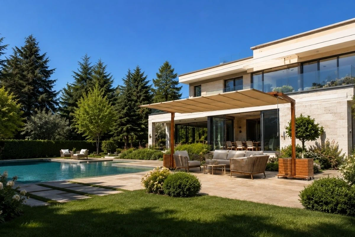 İstanbul’da modern villa bahçesinde yatay açılır kapanır Polo şemsiye uygulaması İstanbul’da modern villa bahçesinde havuz ve oturma alanına uygulanan Polo yatay açılır kapanır şemsiye sistemi.