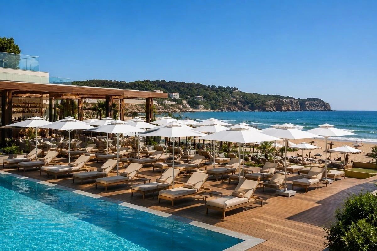 İstanbul Beach Club Şemsiyesi | Sahil ve Havuz Uygulaması İstanbul sahilinde modern beach club alanında beyaz Polo şemsiyeleri