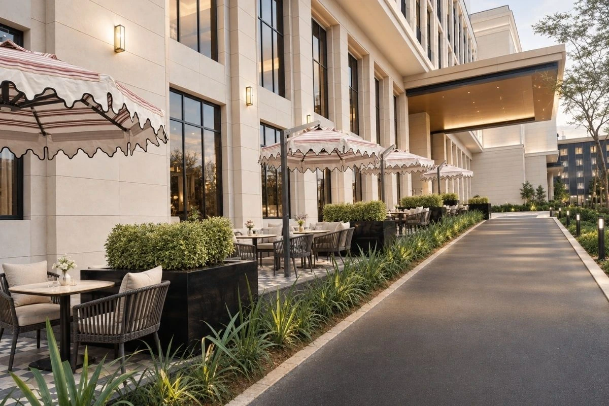 İstanbul Resort Şemsiyesi | Lüks Otel Terası Uygulaması İstanbul’da lüks resort otel terasında desenli Polo resort şemsiyeleri