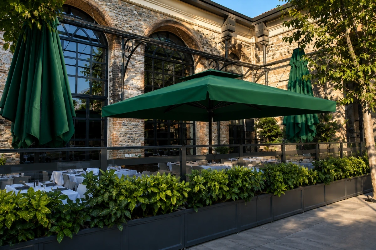 İstanbul’da lüks resort restoran terasında yeşil Polo resort şemsiyesi