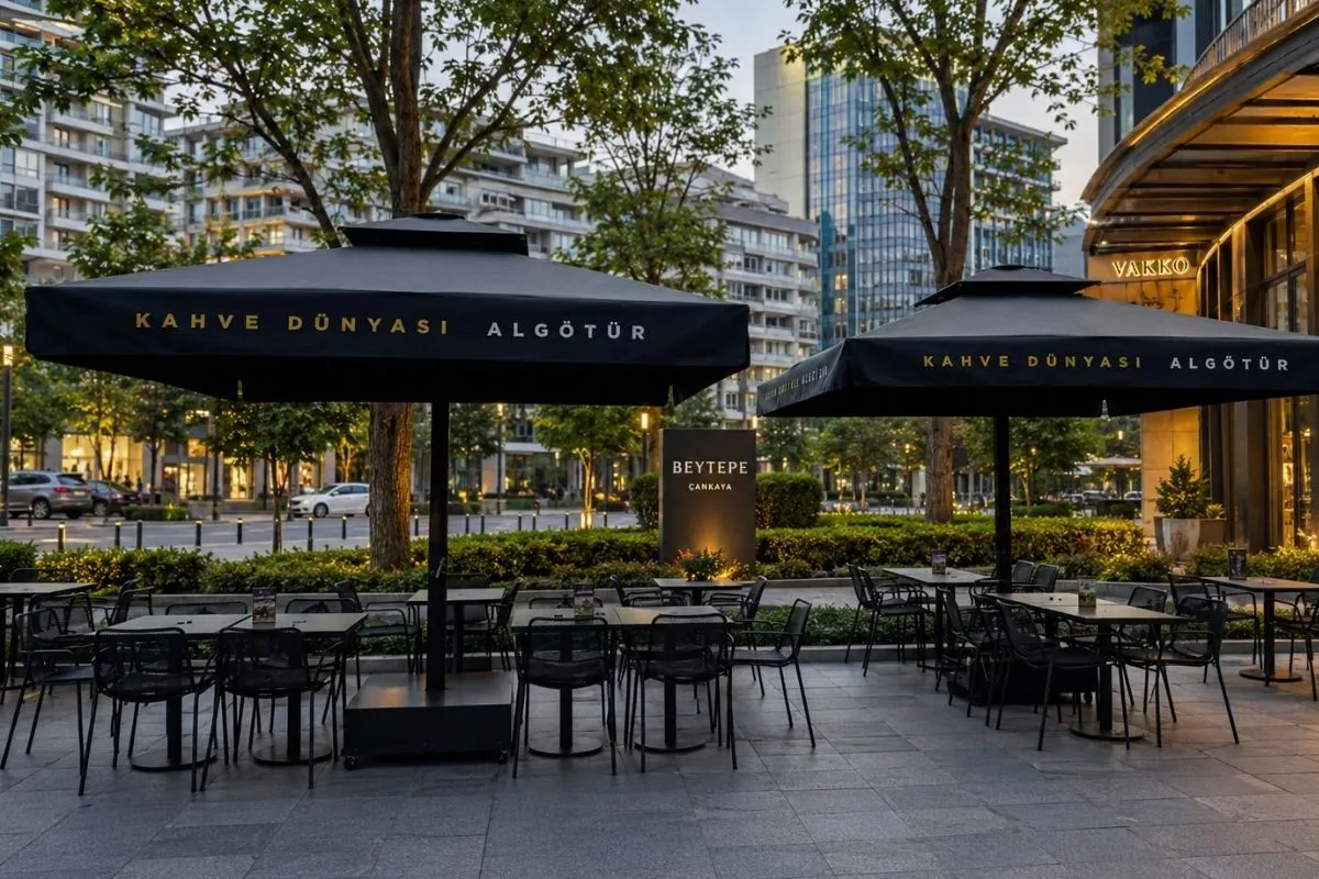 Ankara Cafe Şemsiyesi | Çankaya Beytepe Açık Alan Gölgelendirme Ankara Çankaya’da modern cafe açık alanında kullanılan siyah kumaşlı büyük cafe şemsiyesi