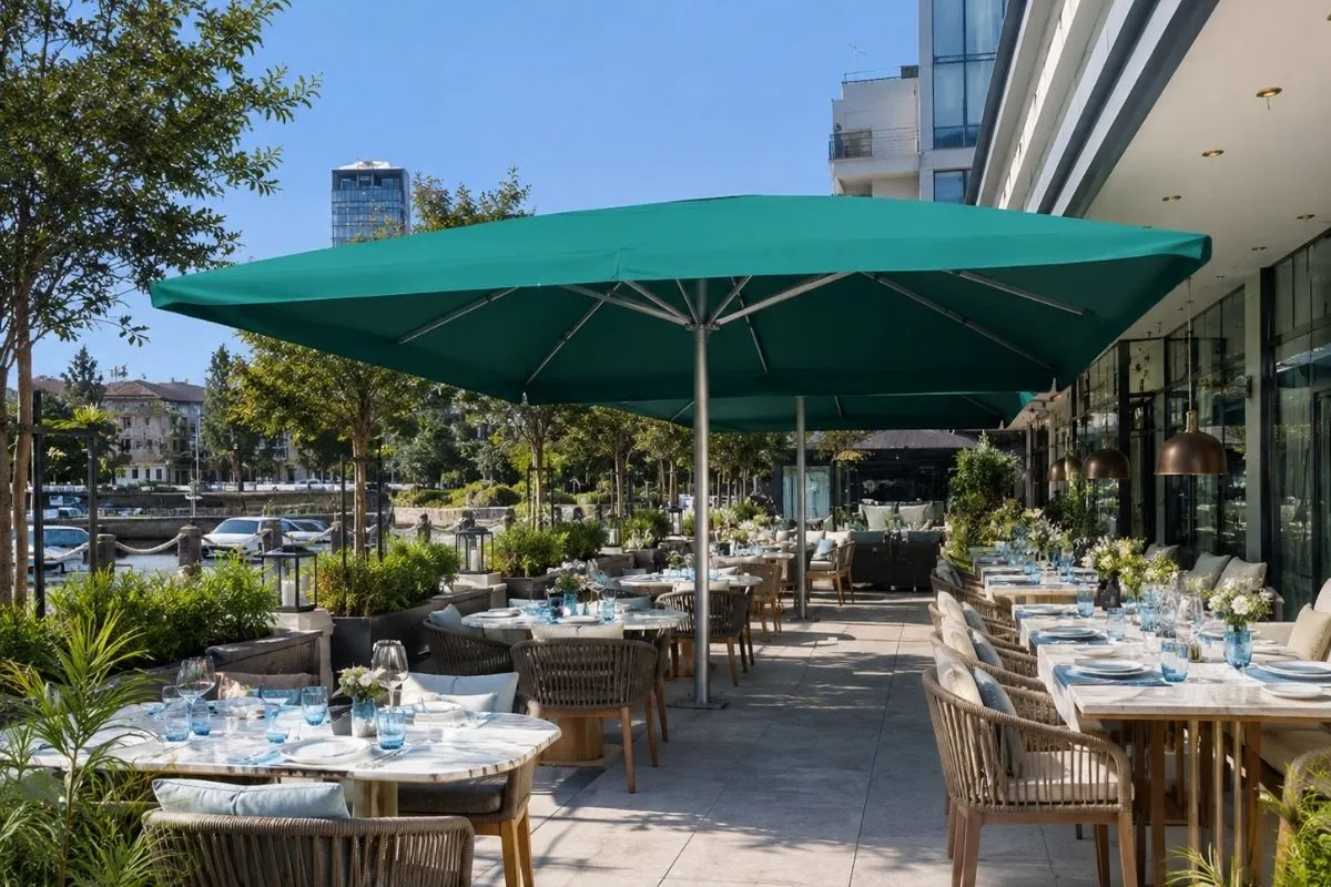 Ankara Teleskopik Şemsiye | Cafe ve Restaurant Açık Alan Sistemi Ankara’da ticari açık alanda kullanılan yeşil kumaşlı büyük teleskopik şemsiye sistemi