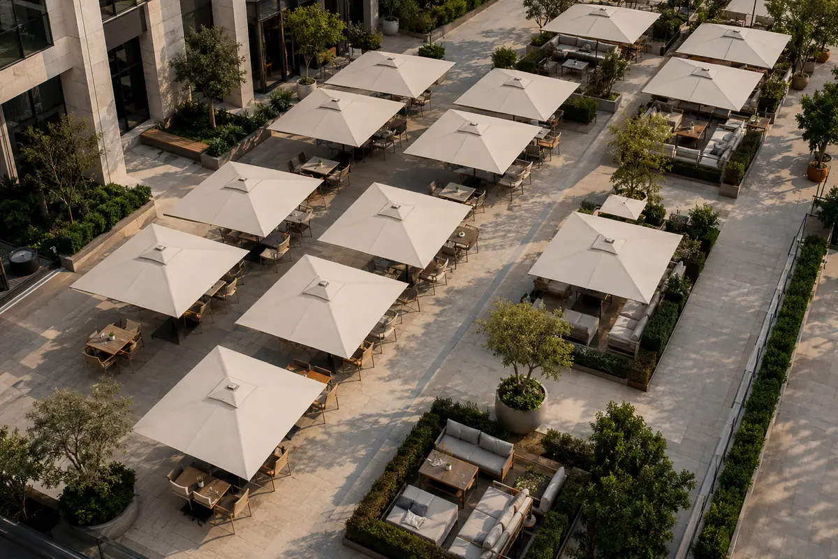 Şemsiye adedi; net hedef gölge alanı, ürün ölçüsü, güneş yönü, mobilya modülleri, geçişler ve montaj noktaları birlikte değerlendirilerek belirlenir. Büyük restaurant terasında planlı şekilde yerleştirilmiş profesyonel şemsiyeler